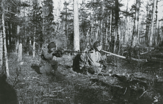 Охотники, подманивающие трубой изюбря Охотники, подманивающие трубой изюбря